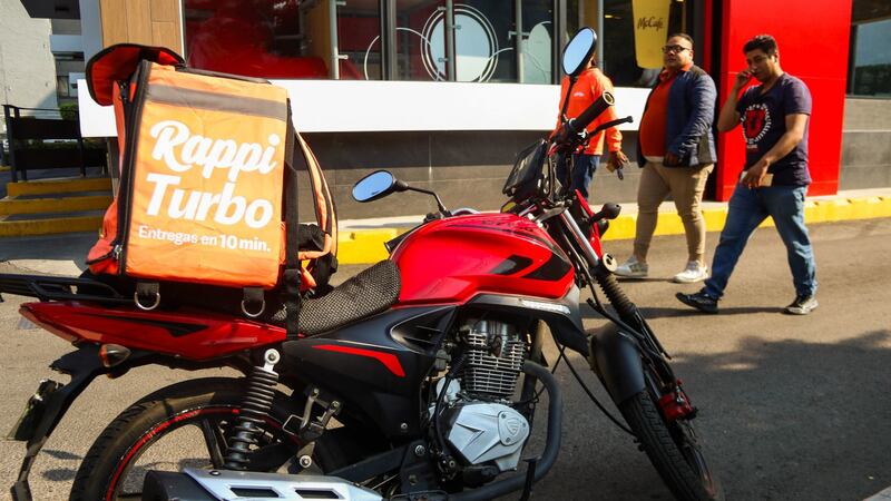 Publican el decreto laboral en plataformas digitales; repartidores tendrán aguinaldo