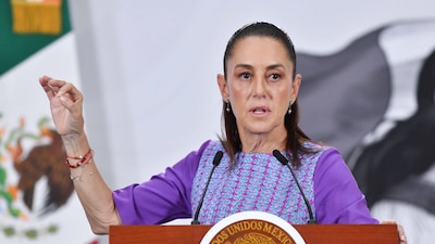 CIUDAD DE MÉXICO, 30ABRIL2026.- Claudia Sheinbaum, presidenta de México, durante su intervención en la conferencia matutina en la que manifestó su postura ante la acusación del Departamento de Justicia de los Estados Unidos en contra de Rubén Rocha Moya, gobernador de Sinaloa, y a nueve funcionarios mexicanos de delitos con narcotráfico y armas presuntamente ligados al Cártel de Sinaloa. La mandataria subrayó que deben existir las suficientes pruebas para proceder conforme a derecho, además de indicar que el gobierno mexicano no aceptará la intromisión o injerencia de un gobierno extranjero.