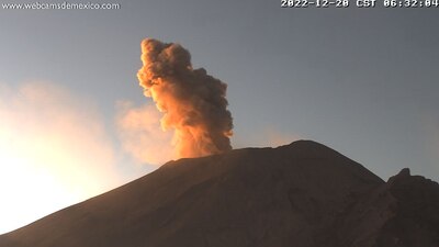 El volcán presenta una emisión de vapor de agua y gases con dirección noreste