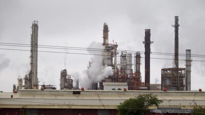 La OPEP y sus aliados, incluida Rusia, se comprometieron a realizar recortes superiores a 1 millón de barriles por día