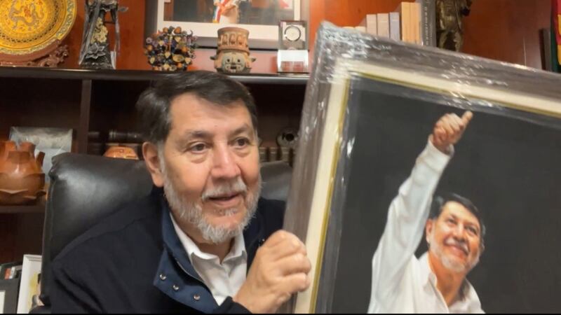 Fernández Noroña presume cuadro de él, que será colocado en la galería de Presidentes del Senado