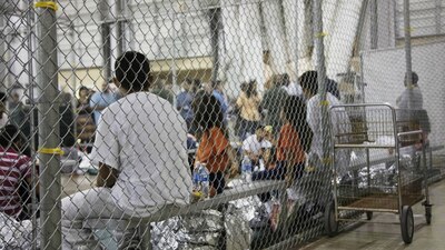 Los niños permanecen enjaulados durante su detención
