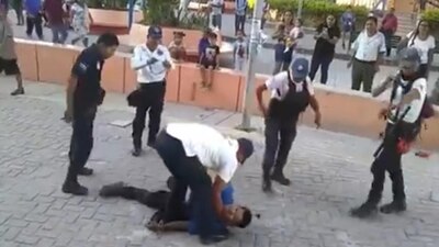 La presión que policías ejercieron el pecho del agredido, provocaron que convulsionara