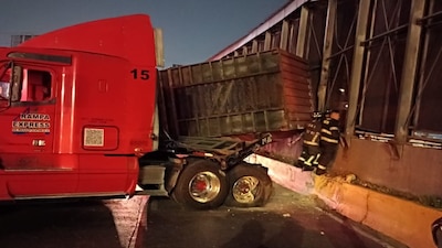 La vialidad fue afectada por las maniobras de los servicios de emergencia para retirar la pesada unidad.