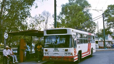 Un trolebús del sistema de transporte público del DF afuera de la estación del Metro Taxqueña