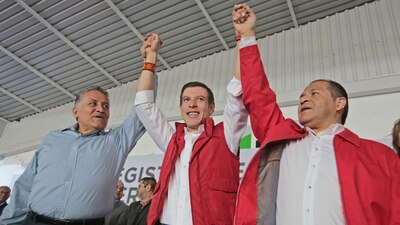 El candidato tricolor dijo que en su gestión los viajes "serán en clase turista"