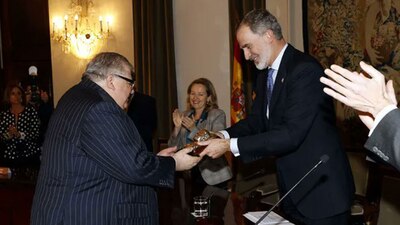 “Sus logros son frutos del trabajo diario, constante y comprometido”, destacó el monarca.