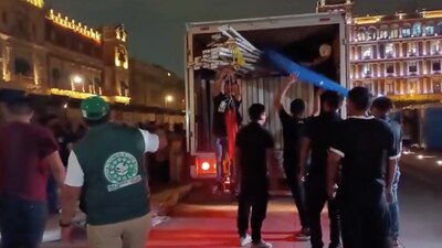 Las camionetas llegaron con tarimas y tubos para instalar el plantón