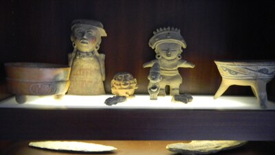 Entre las piezas arqueológicas hay figuras antropomorfas elaboradas en barro, cajetes y vasijas