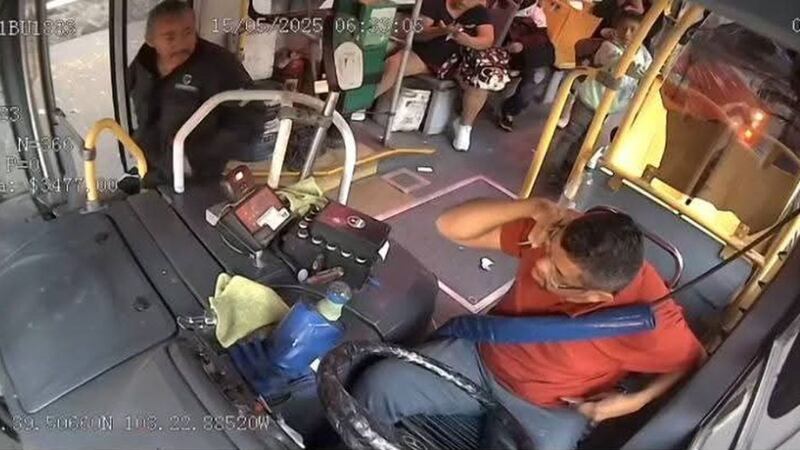 VIDEO: Pasajero golpea a chofer del transporte público en Guadalajara porque el camión no se movía