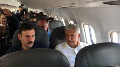 AMLO en un vuelo comercial el pasado 2 de diciembre