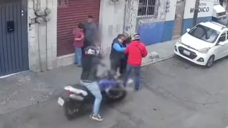 VIDEO: Sujetos asaltan a adultas mayores a plena luz del día; les quitan su pensión