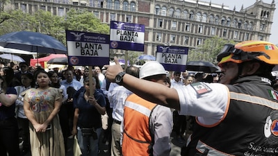IUDAD DE MÉXICO, 06MAYO2026.- Con el objetivo de fortalecer la cultura de la prevención y la protección civil, así como reforzar la capacidad de respuesta de las unidades internas y sus brigadas ante una posible emergencia o desastre, la Suprema Corte de Justicia de la Nación (SCJN) participó en el Primer Simulacro Nacional de Sismo 2026. El ejercicio consistió en la simulación de un sismo de magnitud 8.2, con epicentro en el estado de Guerrero. Como parte de este operativo, y con el apoyo de 315 brigadistas, fueron evacuadas 2 mil 774 personas servidoras públicas de las distintas sedes del Alto Tribunal, ubicadas en la Ciudad de México. El tiempo de repliegue y/o evacuación fue de 45 segundos. FOTO: SCJN/CUARTOSCURO.COM