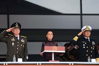 Sheinbaum llama a nuevos cadetes militares a poner a México por encima de intereses personales