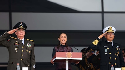CIUDAD DE MÉXICO, 03SEPTIEMBRE2026.- Claudia Sheinbaum, presidenta de México, encabezó el 50 Aniversario del Heroico Colegio Militar plantel Tlalpan. La acompañan: Ricardo Trevilla, secretario de la Defensa Nacional y Raymundo Pedro Morales, secretario de Marina. FOTO: PRESIDENCIA/C