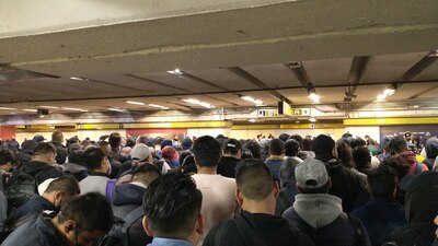 Usuarios de la Línea 3 del Metro acusan la espera de hasta 20 minutos, entre tren y tren... si es que pueden subir.