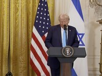 Trump dice que quiere que Estados Unidos tome posesión de la Franja de Gaza