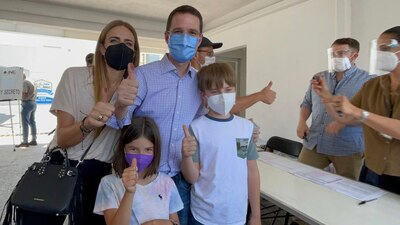 Acudió a votar acompañado de su familia