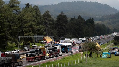 Automovilistas están quitando muros de contención en diferentes partes de la autopista