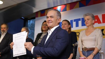 El senador es el segundo perredista en buscar encabezar a organizaciones civiles y Va Por México