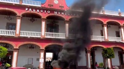 Una columna de humo se pudo observar desde las afueras del Palacio