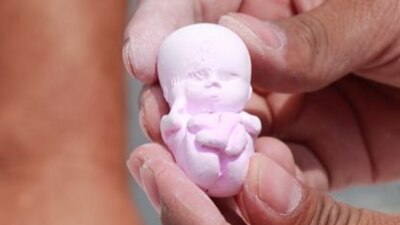 En los casi 60 días de campaña, ha entregado alrededor de 10 mil fetos elaborados con yeso por él mismo