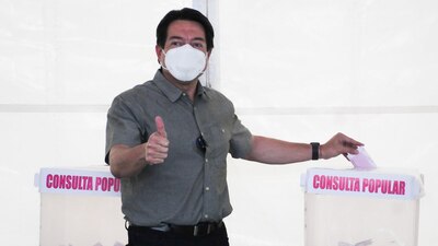 El líder de Morena acudió a su casilla para votar en la consulta popular