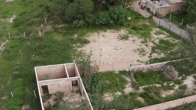 Elk predio está bardeado y se encuentra en obra negra.