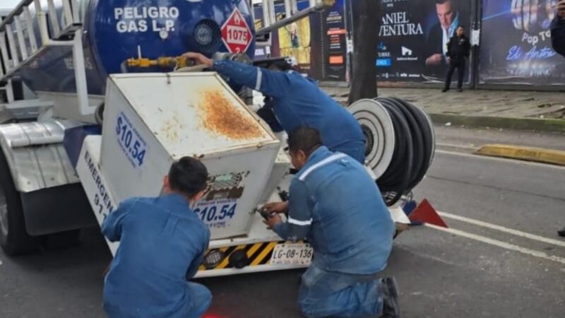Camión de carga impacta contra pipa de gas LP en la Cuauhtémoc