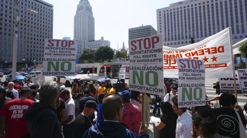 Detienen a 44 inmigrantes durante redada del ICE en Los Ángeles
