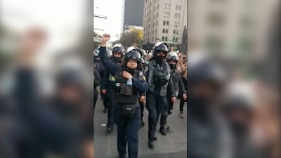 Se unen a contingente feminista y son aplaudidas