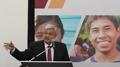 AMLO hablando sobre programa "Jóvenes construyendo el futuro"