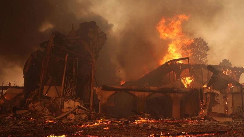 Declaran estado de emergencia en Los Ángeles ante el avance incontrolable de incendios