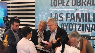 AMLO, el presidente electo, ya está reunido con familiares de los normalistas desaparecidos desde 2014