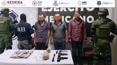 También fueron incautadas armas, balas y dinero en efectivo por las autoridades