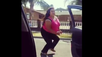 El reto viral que involucra baile y automóviles en movimiento
