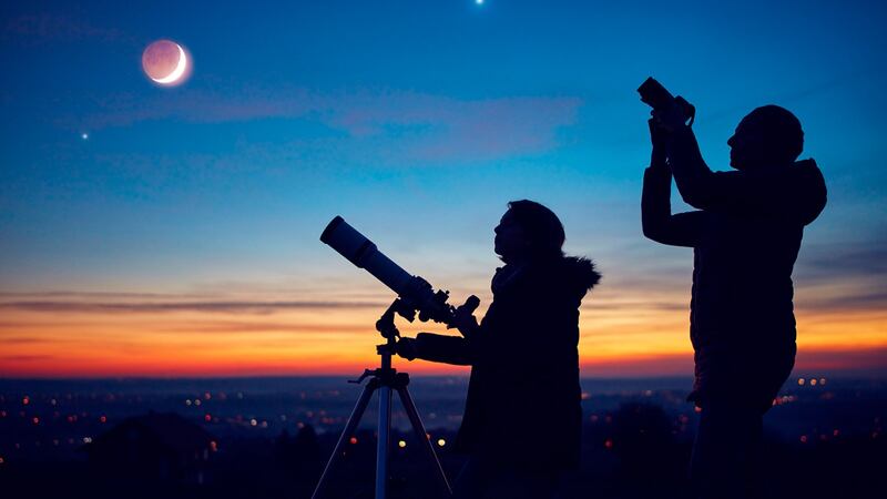 ¿Cuándo y dónde se podrá ver la conjunción de Saturno con la Luna?