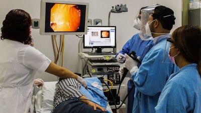 También, alrededor de 200 no pudieron acreditar su especialidad por lo que están en espera