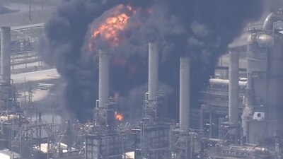 El incendio se derivó luego de que hubo una explosión al interior de esta planta en Texas