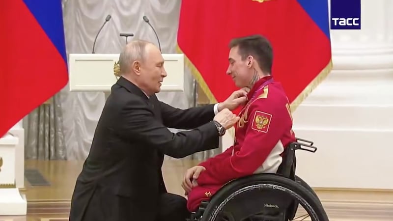 VIDEO: Putin se arrodilla para condecorar al campeón paralímpico, Ivan Golubkov
