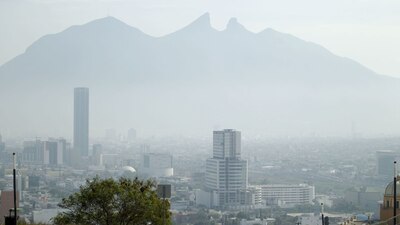 La llegada del sistema frontal número 43 provocó fuertes rachas de vientos y tolvaneras que empeoraron la calidad del aire en Monterrey