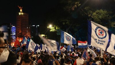 Cerca de 80 mil aficionados se dieron cita en el Ángel de la Independencia para festejar la victoria del Cruz Azul.