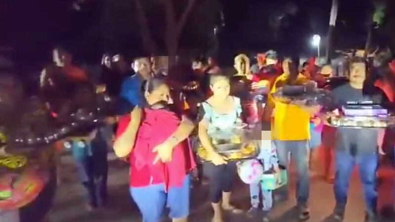 VIDEO: Presuntos miembros del CJNG reparten juguetes y roscas de Reyes en Macuspana, Tabasco