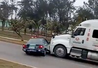 VIDEO: Tráiler doble remolque arrastra a patrulla con policías al interior, en Veracruz