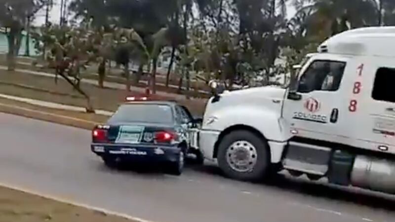 VIDEO: Tráiler doble remolque arrastra a patrulla con policías al interior, en Veracruz