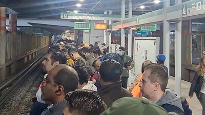 Pasajeros se quejan de que no llegan trenes para podeer abordar