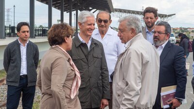 Pese a ser priista, se ha mostrado cercano a AMLO y Delfina Gómez