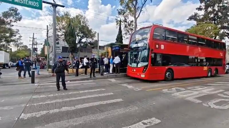 Muere una mujer de la tercera edad tras caer de las escaleras en una unidad del Metrobús