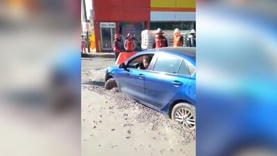 El automovilista incluso reclamó la falta de señalamientos en la zona tras quedar atrapado