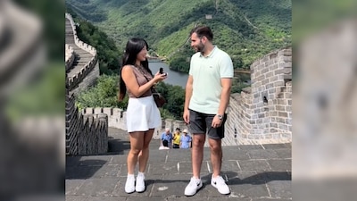 En el que la joven saca el anillo de compromiso y se lo da a su novio